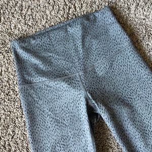 Lululemon Grey Wunder Under II Crop Roll Top sz 6